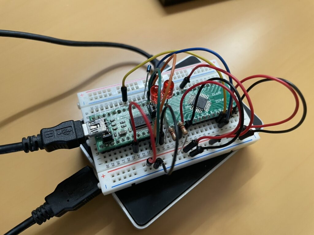 Raspberry Pi と、breadboard に構成した SerialUPDI の回路